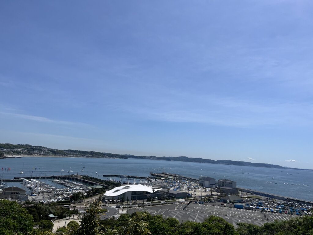 頂上の展望台エリアで出会った静かな景色江ノ島の頂上に行くまでに見える海です。