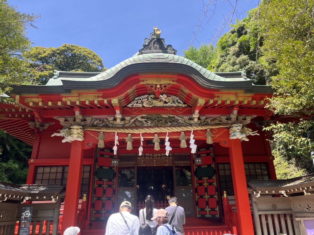 真っ赤な社殿と母への“塩のお守り”任務完了江島神社の社殿の画像です