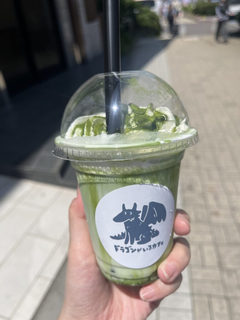 カフェのわらび餅ドリンクが吸えない問題(笑)ドラゴンがいるカフェの、抹茶わらび餅ドリンクの画像です